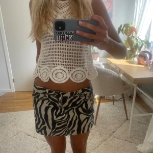 Lågmidjad zebra kjol - Super snygg lågmidjad jeanskjol med zebramönster💗💗💗
