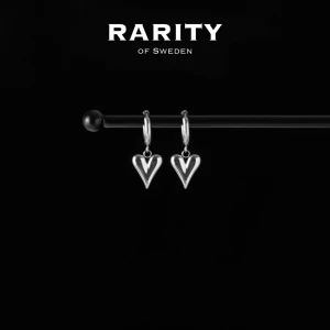 Heart Earring - Silver: Silverörhängen med hjärtan  - Otroligt snygga örhängen med hjärtan i rostfritt stål!! Örhängena är i fin guldig färg och passar så bra för att piffa upp en outfit och lägga till en extra detalj🪽Likt alla andra våra smycken tål dessa örhängen vatten och håller sitt glans länge!! Vid frågor eller funderingar - välkommen att skriva till oss🪽