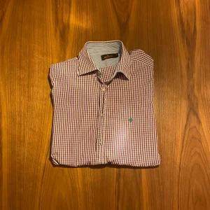 Morris skjorta - Säljer en riktigt snygg blå rutig morriskjorta i fint skick. Skulle säga 8/10. Storlek M. Säljer då den är för stor. Hör av er vid frågor.