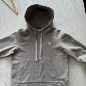 Acne Studios hoodie  - Tja, säljer min Acne Studios hoodie eftersom att den blivit för liten. Hoodie är i storlek S och är i bra skick. Det finns en liten synpunkt vid fickan som knappt syns och inte alls stör när man har på sig den. Fråga gärna om du har frågor eller vill ha fler bilder!