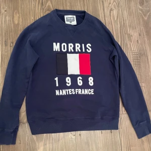 Mörkblå Morris tröja - Tjena säljer nu denna skit snygga tröjan från Morris. Den har inga defekter förutom att ett av nummerna är lite sönder. Skriv om ni har några frågor 