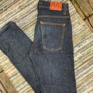 Dry Nudie Jeans  - Dry Nudie jeans som får snygga slitningar med tiden. 