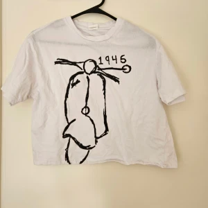 Topp från Italien - Vit croppad t-shirt från Sublima i bomull med svart grafiskt tryck av en italiensk Vespa och texten '1946' på framsidan. Köpt i Italien. Storlek XS