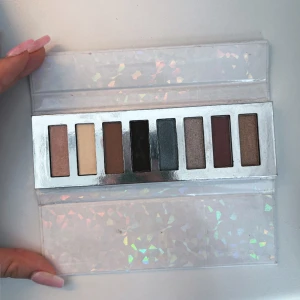 Sephora ögonskuggspalett  - Snygg ögonskuggspalett från Sephora med 8 olika nyanser i både matta och skimrande toner. 