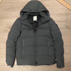 J.Lindberg Vinterjacka—”Barry 67” - Säljer denna eftertraktade och stilrena vinterjacka, ifrån J.Lindberg, eftersom den inte passar längre. Nypris på denna ligger runt 3500 kr, men i nuläget är den helt slutsåld. Skicket är väldigt bra, men den finns en liten lagning på ena armen