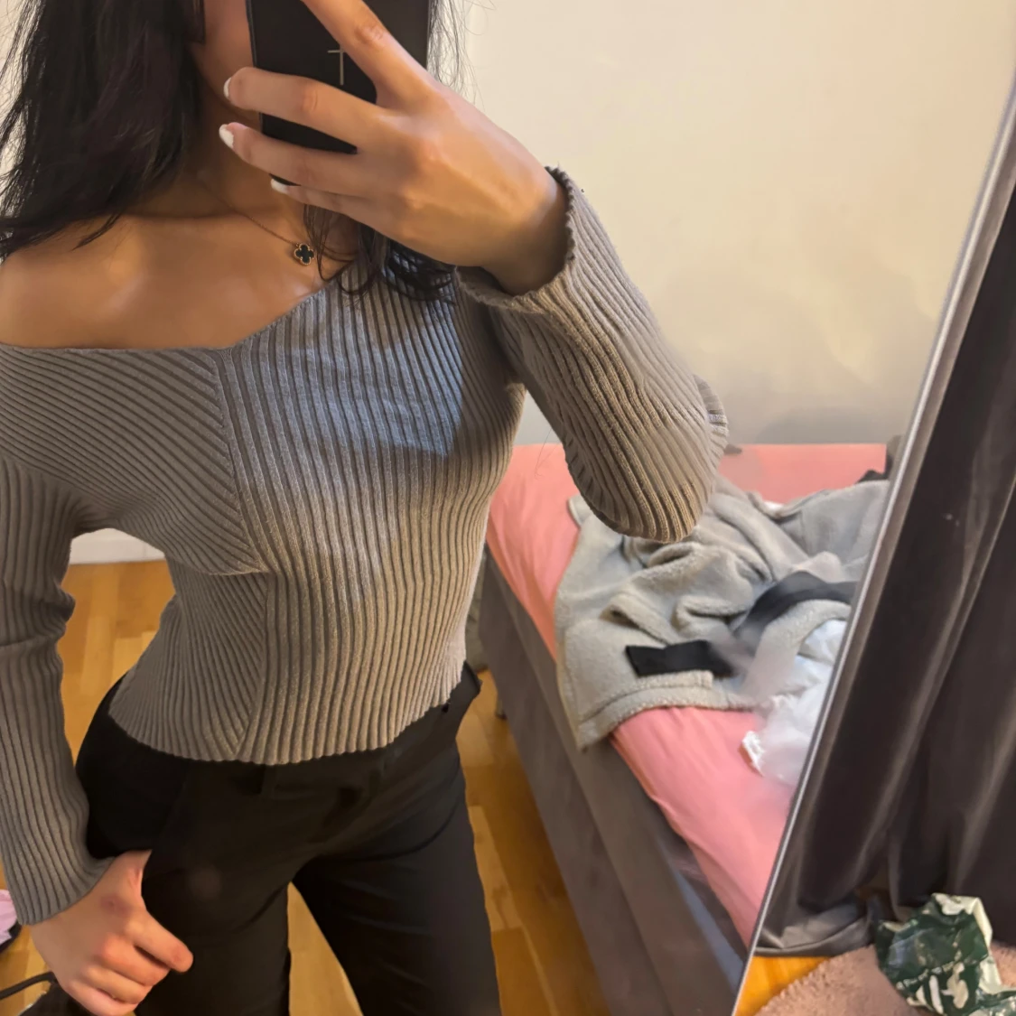 Grå ribbad offshoulder stickad topp