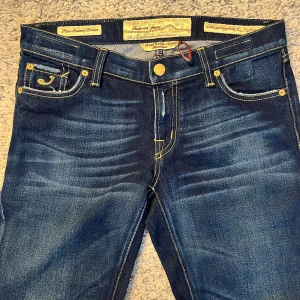 Jacob Cohën jeans - Jacob Cohën jeans. Fet blå färg, skick 8:10. Storlek 30. Passar lite litet på mig som är 189 cm så de passar bra om du är ca 175-185 cm lång. Skriv vid frågor eller funderingar!