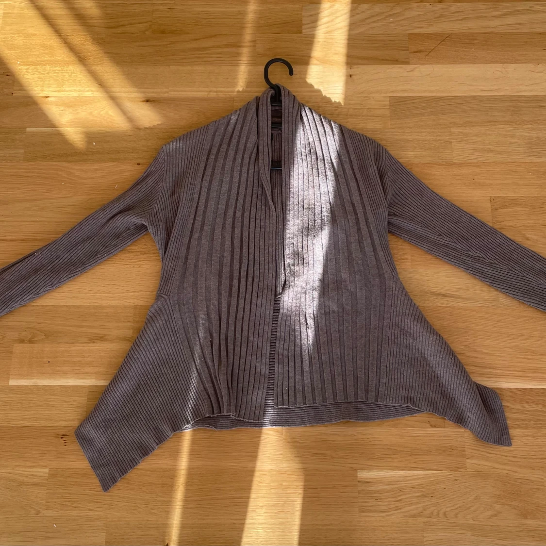 Grå ribbad kofta med lång ärm