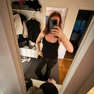 Svarta skin jeans från Nelly  - Snygga svarta skin byxor från Nelly i storlek 38, finns inga defekter. Dem är normala i passformen och är perfekta nu på vintern💕