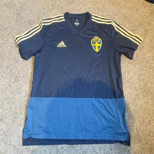 Adidas Sverige T-shirt  - Tja! Säljer denna Sverige T-shirt från Adidas, dessa är spelare i landslaget som använder och går ej att köpa så dom är väldigt limiterade i mängden! Storlek M 