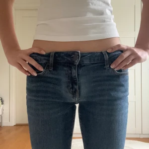 Esprit Blå Bootcut Jeans - Blå bootcut jeans från Esprit, köpta på Zalando!💓 Lite korta  på mig, ser därför inte så bootcut ut!