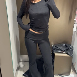 Tvådelat set - Säljer detta set från New yorker, de populära yoga byxor som man viker och en svart långärmad topp. Byxorna är storlek XS men kan passa S också. Tröjan är storlek S. Tröjan är använd 2 gånger men byxorna är ej använda. Säljs då de ej kommer användas. Kan säljas separat också. Köpte båda för 270kr så säljer båda för 150kr tillsammans. 