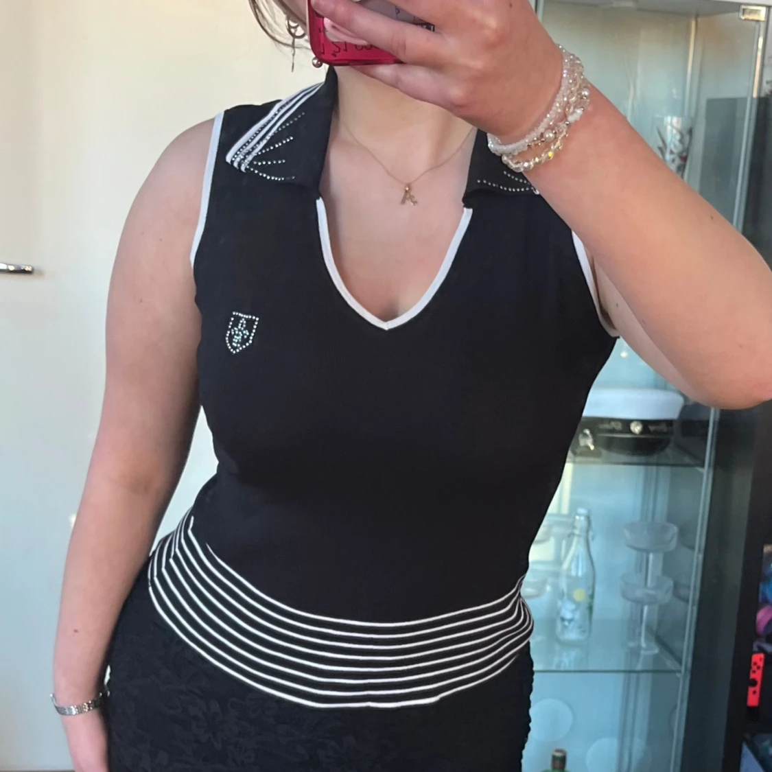 Svart ärmlös topp med krage från Diva