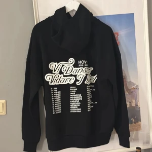Hov1 hoodie - Säljer min oanvända hov1 hoodie!! Köpte den på konserten i Norrköping 8 augusti. Perfekt skick❤️
