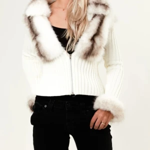 ALESSA cardigan - En fin cardigan/jacka från ALESSA. Aldrig använd men prislapp borttagen. Med pälsdetaljer