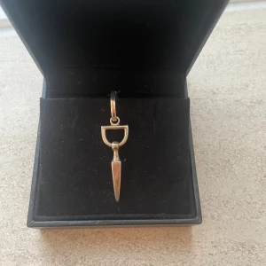 Maria Nilsdotter örhänge  - Säljer mitt fina bitten earring pga att de inte används längre❣️ fint skick, dock har jag bytt ut ringen till en annan 425 silver ring. Inget som märks alls när de är på!❣️ kom gärna med prisförslag, postar direkt💞
