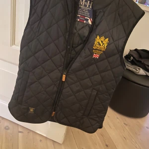 Svart quiltad väst från Morris - Svart quiltad väst från Morris  inga skavanker på västen