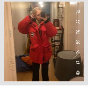 Röd parkajacka från Canada Goose - Helt ärligt vill bara bli av me den. Köpt för runt 15-20k för några år sen bara hör av dig om du undrar något🩷