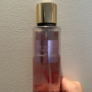 Victoria's Secret Velvet Petals Mist - Fräsch body mist med inslag av lush blooms och almond glaze. Perfekt för dig som vill ha en lätt och ungdomlig doft som sticker ut från mängden. Snygg flaska som är enkel att ta med i väskan.