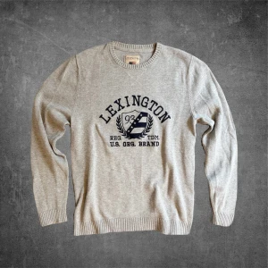 Lexington Stickad Tröja - Stilren grå stickad Lexington tröja | Storlek: S | Mycket bra skick! | Tveka inte att höra av vid funderingar!