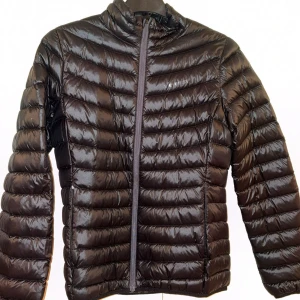 Svart dunjacka från Everest - Snygg svart dunjacka från Everest med quiltad design och hög krage. Jackan har dragkedja framtill och är lätt vadderad, perfekt för kyliga dagar. Klassisk passform och diskret logga på bröstet.