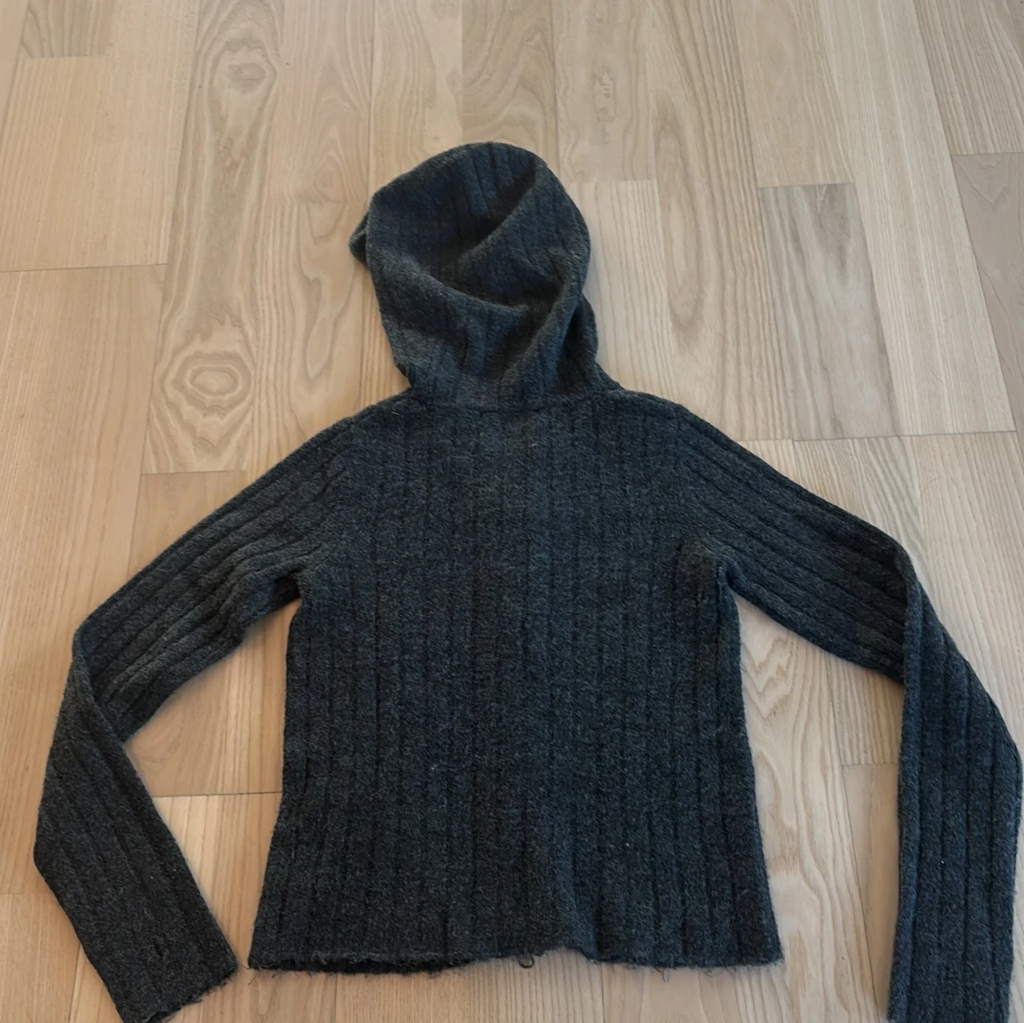 Mörkgrå ribbad hoodie från 157 - 2
