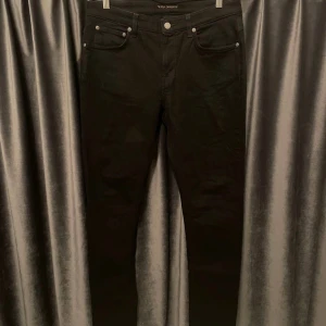 Bundle med 2 par nudie jeans - En bundle med 2 par nudie jeans och ett par nästan helt nya Lanvins. Dessa säljs tillsammans för 2899kr och priset kan även diskuteras. Lanvinsen i storlek 41 och jeansen är i storlek W30 och W32