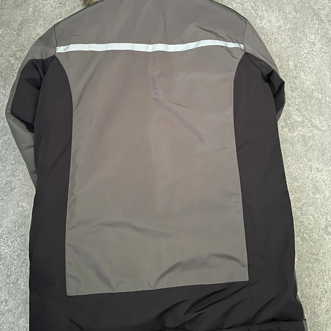 Grå parkajacka med fuskpäls - 1