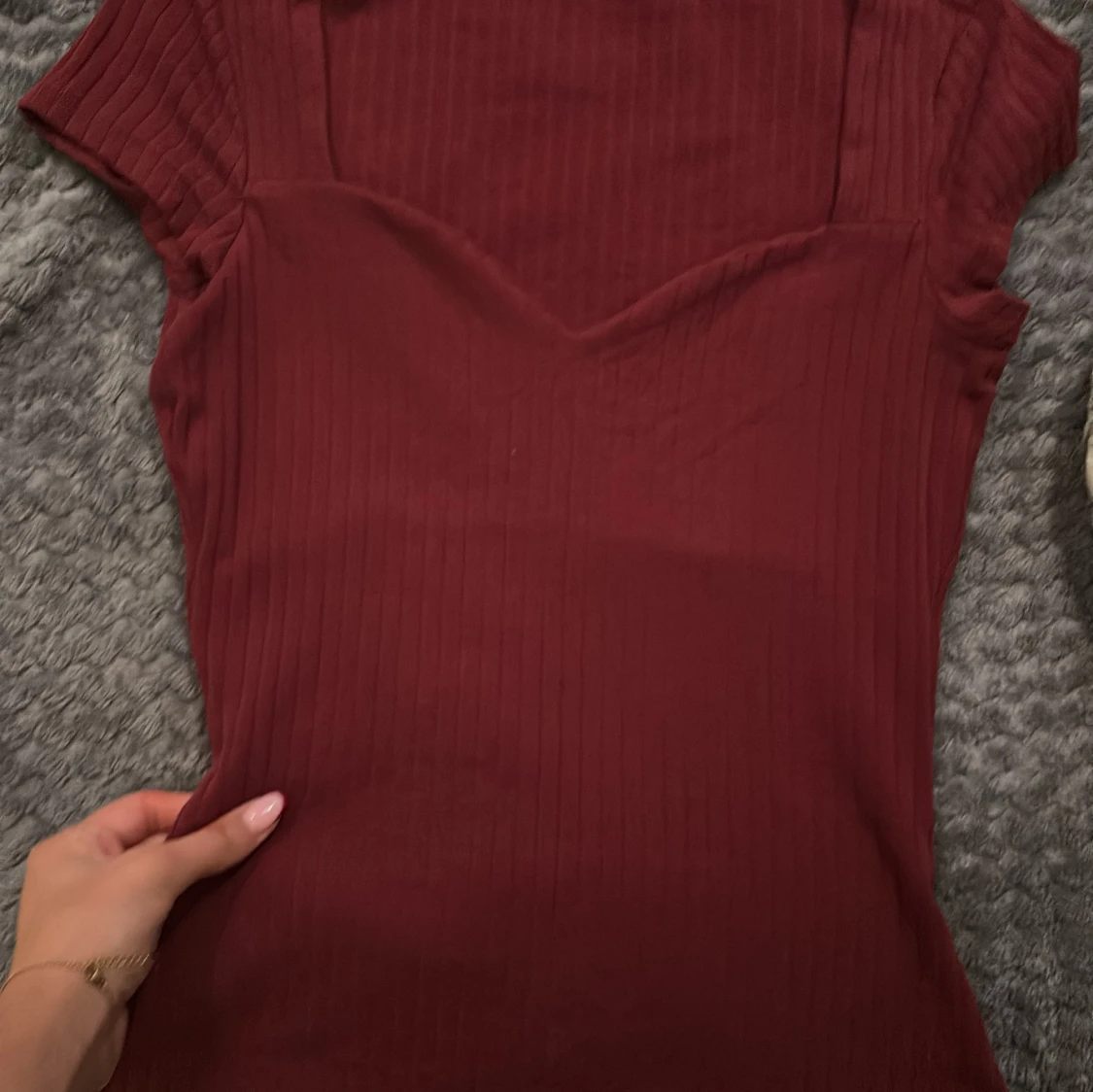 Vinröd ribbad topp från Anna Field - 4