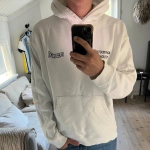 Pas de Mer hoodie - Säljer denna då den inte kommer till användning längre. Har en missfärgning, se bild 3. Går säkert bort med blekningsmedel.