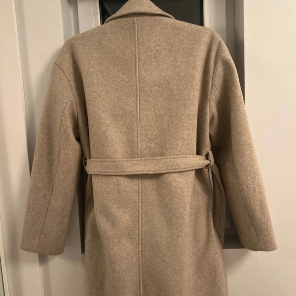 Beige kappa med bälte och stora fickor - 2