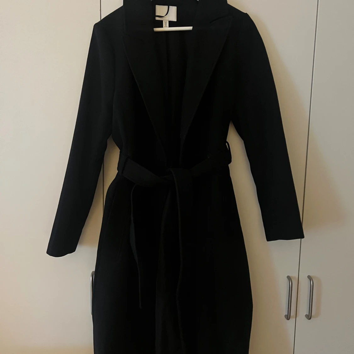 Svart kappa med bälte från H&M