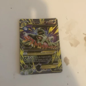 M Tyranitar EX - Coolt samlarkort från Pokémon med M Tyranitar EX! Perfekt för dig som älskar att samla eller spela Pokémonkort. Kortet har en häftig design och är en favorit bland fans. Ett måste för unga samlare och Pokémon-entusiaster!
