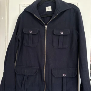 Mörkblå overshirt jacka från John Henric - Säljer en mörkblå jacka från John Henric 10% cashmir
