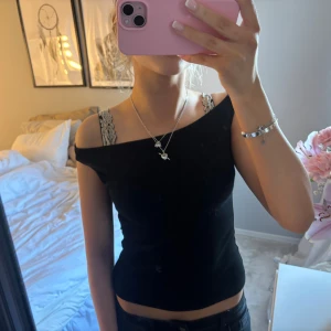 Asymmetriskt linne  - Svart asymmetriskt linne som man kan ha på olika sätt! Nästan aldrig använd 