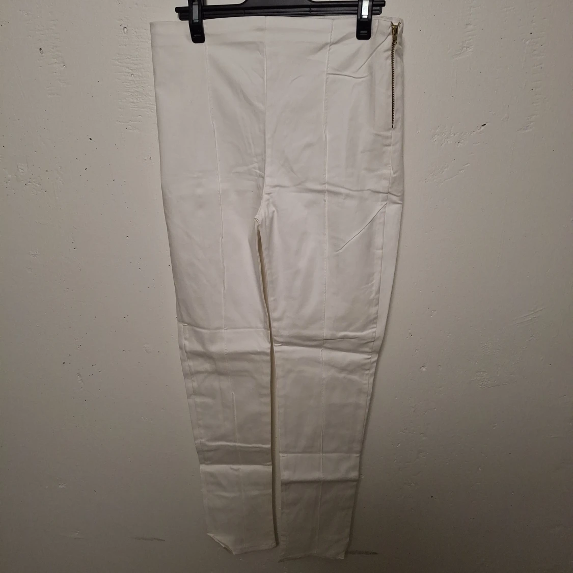 Vita slim byxor med dragkedja