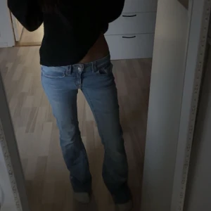 Low waist bootcut jeans  - Säljer ett par ljusblå jeans med låg midja och bootcut-ben från Gina tricot 💕De är i mycket bra skick o skit fina att styla med💓 Det är i storlek 164 