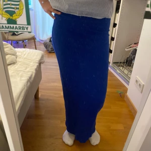 Blå ribbad långkjol från Monkl, i storlek XXS - Säljer en snygg blå långkjol från Monki i ribbat material. Kjolen har en tight passform och är stretchig, vilket gör den superbekväm. 
