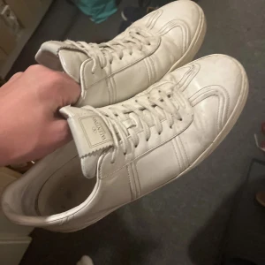 Valentino vita flycrews - Säljer ett par vita Valentino flycrews har tappat en spik på högra skon de bara fråga om bilder så skickar jag och priset är pga skicket box o allt og ingår