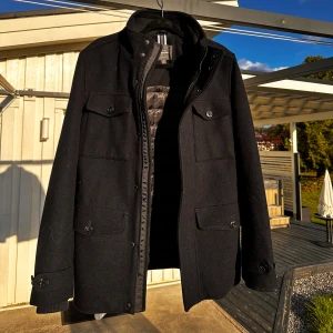 Svart rock från Dressmann - Använd fåtal gånger, nyskick                                           Perfekt till vintern!