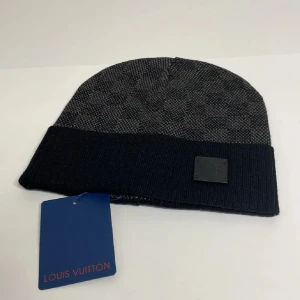 Lv Mössa - Hejsan, säljer en helt ny mössa aldrig tidigare använd. Storlek One Size. Postar alltid inom 24h efter köpet. Skriv gärna om du har fler frågor.