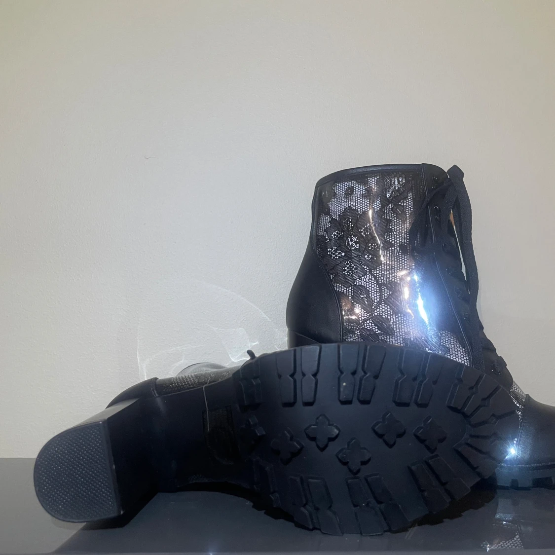 Svarta spets stövletter med klack - 2