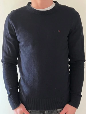 Tommy Hilfiger Crewneck - Säljer Denna Mycket Fina Tommy Hilfiger Crewneck Då Den Aldrig Används! 🌟Den Är I Mycket Fint Skick 😇Han På Bilden Är 178 cm Lång! Hör Av Er Vid Frågor Eller Funderingar 😊