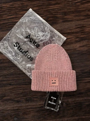 Acne studios mössa/beanie - Säljer min mössa från acne studios, skriv vid frågor, priset är förhandlingsbart vid snabb affär och kan skicka direkt efter köpet 😊  Passar både män och kvinnor 😃