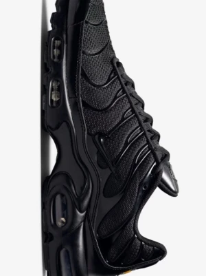 Nike TN - Säljer ett par helsvarta nike TNs, använda i cirka en månad. Du hittar inget bättre skick för billigare än mitt pris, skriv för bilderna jag har på dem🫶🏿 PS väldigt prut vänlig🫶🏿