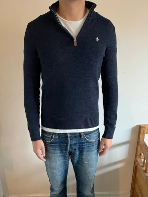Tröja från Morris - Tjena, säljer denna tröja från Morris. Skön quarterzip i marinblå. Mycket go att värma sig i till vintern. Nypris: ca 1700kr. Stoleken är xs men passar nog s. För referens så är han på bilden: 185cm 75kg  Skriv vid frågor! Pris kan eventuellt diskuteras vid snabb affär