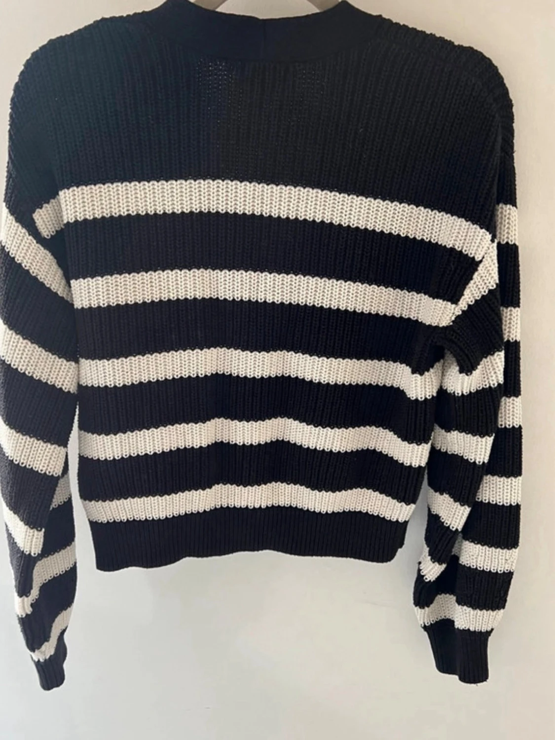 Randig svartvit stickad kofta - 1