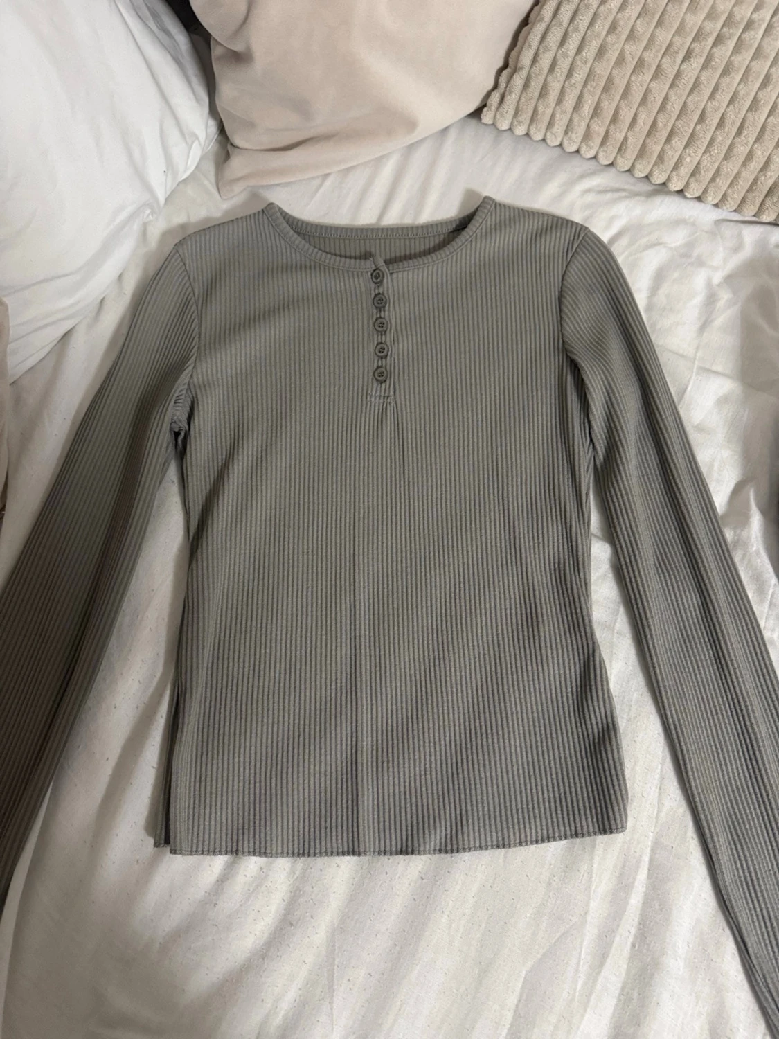 Grå ribbad långärmad topp