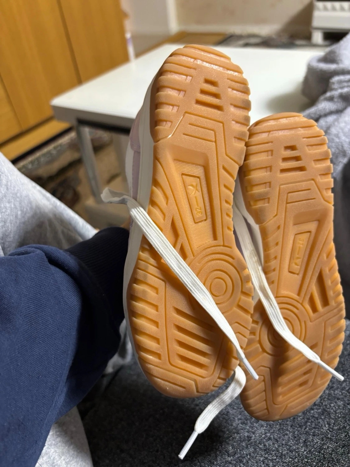 Vita och ljuslila sneakers med gummisula - 2