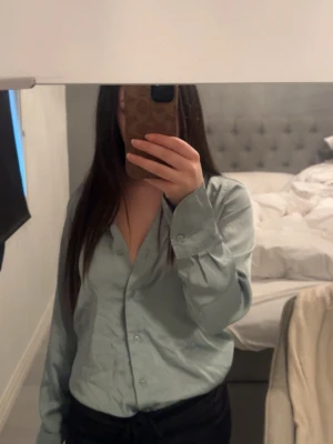 Ljusgrön satinliknande skjorta - Snygg ljusgrön/turkos skjorta i satinliknande material med knappar